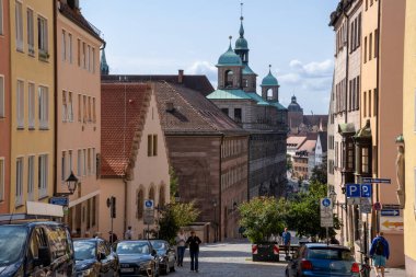 Nuremberg Rathaus, Nuremberg, Bavyera, Almanya 'nın tarihi merkezindeki Burgstrae' den, büyüleyici bir ortaçağ mimarisi ve pitoresk eski bir kasaba sokağıyla.