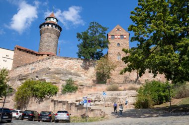 Almanya 'dan Majestic Kaiserburg Nrnberg, 11. yüzyıl kaleleri, kraliyet sarayı, bahçeler, Sinwellturm kulesi ve panoramik şehir manzaraları, seyahat ve tarih içeriği için mükemmel.