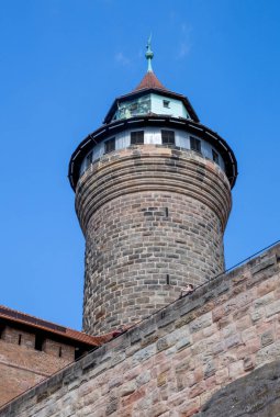 Almanya 'dan Majestic Kaiserburg Nrnberg, 11. yüzyıl kaleleri, kraliyet sarayı, bahçeler, Sinwellturm kulesi ve panoramik şehir manzaraları, seyahat ve tarih içeriği için mükemmel.