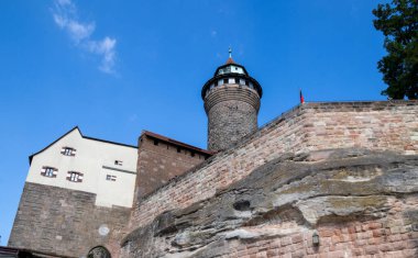 Almanya 'dan Majestic Kaiserburg Nrnberg, 11. yüzyıl kaleleri, kraliyet sarayı, bahçeler, Sinwellturm kulesi ve panoramik şehir manzaraları, seyahat ve tarih içeriği için mükemmel.
