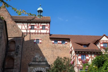 Almanya 'dan Majestic Kaiserburg Nrnberg, 11. yüzyıl kaleleri, kraliyet sarayı, bahçeler, Sinwellturm kulesi ve panoramik şehir manzaraları, seyahat ve tarih içeriği için mükemmel.
