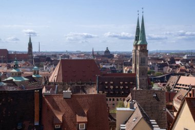 Geleneksel kereste çerçeveli evler ve Sebalduskirche ve St. Lorenz 'in ikonik kuleleri ile şehre bakan Nuremberg Şatosu' ndan görüntü tarihi ufuk çizgisinin üzerinde yükseliyor..
