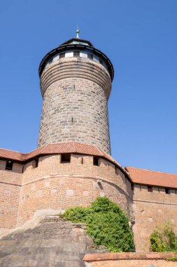 Almanya 'dan Majestic Kaiserburg Nrnberg, 11. yüzyıl kaleleri, kraliyet sarayı, bahçeler, Sinwellturm kulesi ve panoramik şehir manzaraları, seyahat ve tarih içeriği için mükemmel.