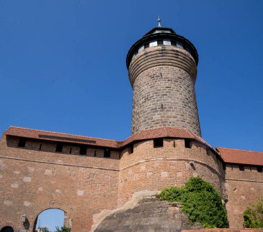 Almanya 'dan Majestic Kaiserburg Nrnberg, 11. yüzyıl kaleleri, kraliyet sarayı, bahçeler, Sinwellturm kulesi ve panoramik şehir manzaraları, seyahat ve tarih içeriği için mükemmel.