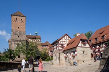 Almanya 'dan Majestic Kaiserburg Nrnberg, 11. yüzyıl kaleleri, kraliyet sarayı, bahçeler, Sinwellturm kulesi ve panoramik şehir manzaraları, seyahat ve tarih içeriği için mükemmel.