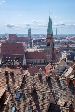 Geleneksel kereste çerçeveli evler ve Sebalduskirche ve St. Lorenz 'in ikonik kuleleri ile şehre bakan Nuremberg Şatosu' ndan görüntü tarihi ufuk çizgisinin üzerinde yükseliyor..