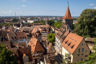 Almanya 'dan Majestic Kaiserburg Nrnberg, 11. yüzyıl kaleleri, kraliyet sarayı, bahçeler, Sinwellturm kulesi ve panoramik şehir manzaraları, seyahat ve tarih içeriği için mükemmel.