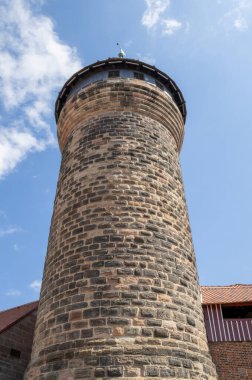 Almanya 'dan Majestic Kaiserburg Nrnberg, 11. yüzyıl kaleleri, kraliyet sarayı, bahçeler, Sinwellturm kulesi ve panoramik şehir manzaraları, seyahat ve tarih içeriği için mükemmel.