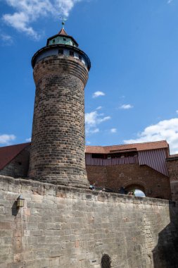 Almanya 'dan Majestic Kaiserburg Nrnberg, 11. yüzyıl kaleleri, kraliyet sarayı, bahçeler, Sinwellturm kulesi ve panoramik şehir manzaraları, seyahat ve tarih içeriği için mükemmel.