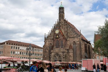 Almanya, Nurembergs Hauptmarkt 'taki Gotik Frauenkirche, 14. yüzyıl Katolik kilisesi. 