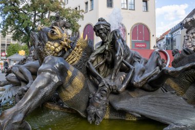 Almanya 'nın Nuremberg kentindeki Ehekarussell çeşmesinde Hans Sachss' in Am Weien Turm 'da evlilik hayatı hakkındaki şiirini anlatan dramatik heykeller sergileniyor..