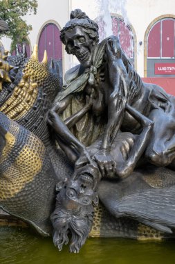 Almanya 'nın Nuremberg kentindeki Ehekarussell çeşmesinde Hans Sachss' in Am Weien Turm 'da evlilik hayatı hakkındaki şiirini anlatan dramatik heykeller sergileniyor..