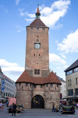 Nuremberg, Bavyera, Almanya 'daki tarihi Beyaz Kule (Weier Turm), ortaçağ mimarisi, taş ayrıntıları ve şehrin kalbinde popüler bir dönüm noktası sergiliyor..