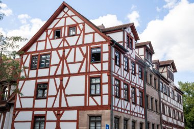Unschlittplatz, Nuremberg, Bavyera, Almanya 'da bulunan geleneksel Bavyera yarı keresteli evi (Fachwerkhaus), büyüleyici tarihi mimarisini sergilemektedir..