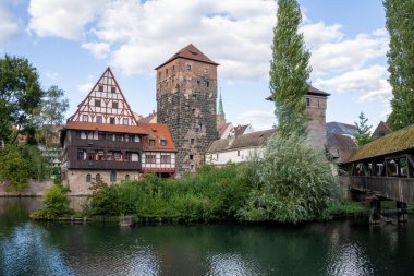 Henkerhaus Müzesi, Wasserturm ve Bavyera 'daki Henkersteg köprülerinin Pegnitz Nehri' ni çevreleyen büyüleyici ortaçağ mimarisinin manzarası..