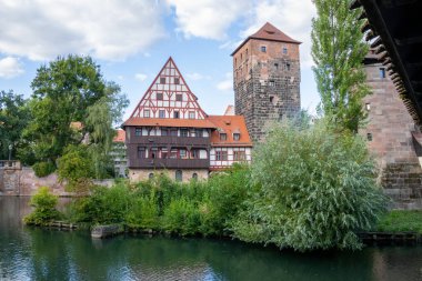 Henkerhaus Müzesi, Wasserturm ve Bavyera 'daki Henkersteg köprülerinin Pegnitz Nehri' ni çevreleyen büyüleyici ortaçağ mimarisinin manzarası..