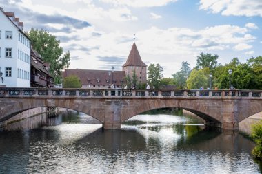 Almanya 'nın Nuremberg kentindeki Henkerhaus' un manzarasında Pegnitz Nehri üzerindeki tarihi kereste iskeleti, büyüleyici bir ortaçağ kasabası..