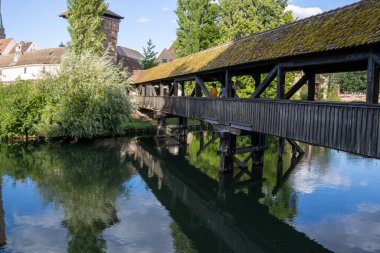 Almanya 'nın Bavyera kentindeki Henkerhaus Müzesi ve Wasserturm ile Nurembergs Henkersteg Köprüsü' nün manzarası Pegnitz Nehri 'ne yansıyan tarihi kereste mimarisini yansıtıyor..