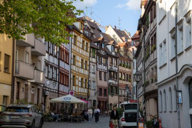 Nuremberg, Bavyera, Almanya 'daki Weigerbergasse caddesi boyunca uzanan renkli geleneksel kereste çerçeveli evler, pitoresk bir eski kasaba ortamında büyüleyici bir ortaçağ mimarisi sergiliyor..