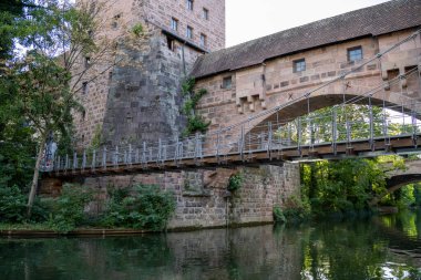 Kettensteg, Fronveste, Schlayerturm, Grner Turm ve büyüleyici Hallertrlein kulesinin yer aldığı Nürnberg, Bavyera, Almanya 'nın tarihi manzarası.