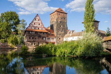 Henkerhaus Müzesi ve Wasserturm ile Nurembergs Henkersteg Köprüsü 'nün manzarası Pegnitz Nehri' ne yansıyan tarihi kereste mimarisini yakalıyor..
