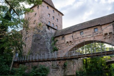 Kettensteg, Fronveste, Schlayerturm, Grner Turm ve büyüleyici Hallertrlein kulesinin yer aldığı Nürnberg, Bavyera, Almanya 'nın tarihi manzarası.