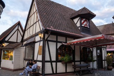 Almanya 'nın Bavyera kentindeki Nürnberg Handwerkerhof Nuremberg' de geleneksel zanaat atölyeleri, ahşap çerçeveli evler ve kırsal restoranların yer aldığı samimi bir ortaçağ köyü bulunuyor..