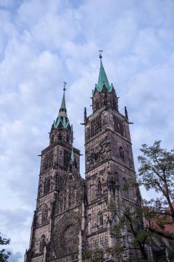 Almanya 'nın Nuremberg kentindeki St. Lorenz Kilisesi, 2. Dünya Savaşı' ndan sonra yenilenen muhteşem vitray, büyük organ ve ortaçağ mimarisi.