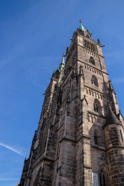 Almanya 'nın Nuremberg kentindeki St. Lorenz Kilisesi, 2. Dünya Savaşı' ndan sonra yenilenen muhteşem vitray, büyük organ ve ortaçağ mimarisi.