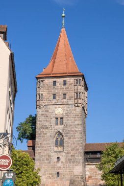 Tiergrtnertorplatz 'daki renkli Bavyera kereste iskeleli evler, tarihi şehir duvarları ve kale kuleleri büyüleyici bir ortaçağ atmosferi yaratıyor..