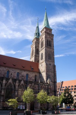 Almanya, Nuremberg 'deki St. Sebald Kilisesi, etkileyici vitraylı pencereleri, sanat eserleri ve eski kentte büyük tarihi bir organı olan Gotik bir Lüteryen simgesi..