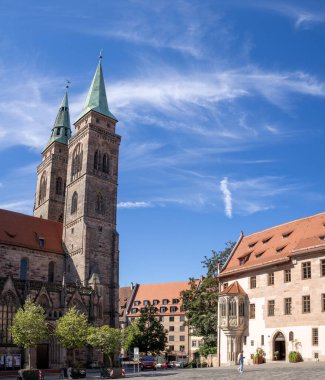 Almanya, Nuremberg 'deki St. Sebald Kilisesi, etkileyici vitraylı pencereleri, sanat eserleri ve eski kentte büyük tarihi bir organı olan Gotik bir Lüteryen simgesi..