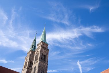 Almanya, Nuremberg 'deki St. Sebald Kilisesi, etkileyici vitraylı pencereleri, sanat eserleri ve eski kentte büyük tarihi bir organı olan Gotik bir Lüteryen simgesi..