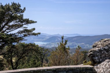 Mirador do Caris, Galiçya, Spainwhere engebeli kayalıklarından manzara Atlantik 'le trajedi ve ekolojik iyileşme ile birleşir..
