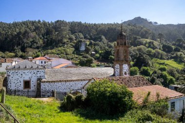 Galiçya, İspanya 'daki A Capelada Dağları' nın tepelerine tünemiş San Andrs de Teixido Mabedi. Efsane ve doğa açısından zengin mistik bir sahil yolculuğu alanı..