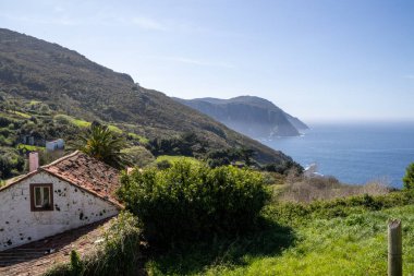 San Andrs de Teixido, Beyaz sahil evleri Atlantik Okyanusu 'nun yukarısındaki bu gizemli Galiçya hac köyünde dramatik uçurumlara tutunuyorlar..