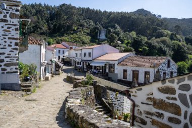 San Andrs de Teixido, Beyaz sahil evleri Atlantik Okyanusu 'nun yukarısındaki bu gizemli Galiçya hac köyünde dramatik uçurumlara tutunuyorlar..