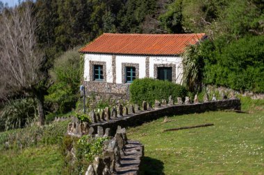 San Andrs de Teixido, Beyaz sahil evleri Atlantik Okyanusu 'nun yukarısındaki bu gizemli Galiçya hac köyünde dramatik uçurumlara tutunuyorlar..