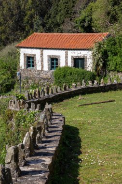 San Andrs de Teixido, Beyaz sahil evleri Atlantik Okyanusu 'nun yukarısındaki bu gizemli Galiçya hac köyünde dramatik uçurumlara tutunuyorlar..