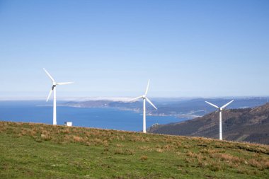 Galiçya 'daki Atlantik Okyanusu' na bakan rüzgar türbinleri dramatik kayalıklara bakıyor. A Corua 'da yakalanan, engebeli güzelliğin temiz enerjiyle buluştuğu yer..