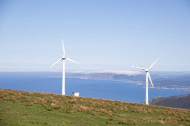 Galiçya 'daki Atlantik Okyanusu' na bakan rüzgar türbinleri dramatik kayalıklara bakıyor. A Corua 'da yakalanan, engebeli güzelliğin temiz enerjiyle buluştuğu yer..