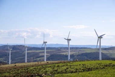 Galiçya 'daki Atlantik Okyanusu' na bakan rüzgar türbinleri dramatik kayalıklara bakıyor. A Corua 'da yakalanan, engebeli güzelliğin temiz enerjiyle buluştuğu yer..
