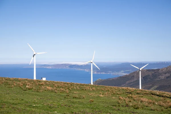 Galiçya 'daki Atlantik Okyanusu' na bakan rüzgar türbinleri dramatik kayalıklara bakıyor. A Corua 'da yakalanan, engebeli güzelliğin temiz enerjiyle buluştuğu yer..