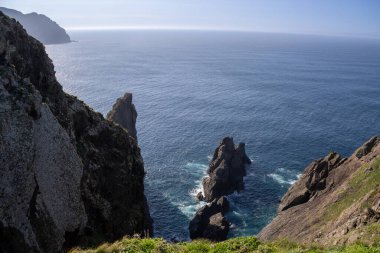 Galiçya, Cario 'daki Cabo Ortegal deniz feneri Atlantik Okyanusu ile Cantabrian Denizi' nin kesiştiği yer. Sersemletici uçurumlar ve antik kayalar bu vahşi sahili şekillendirir.