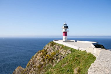 Galiçya, Cario 'daki Cabo Ortegal deniz feneri Atlantik Okyanusu ile Cantabrian Denizi' nin kesiştiği yer. Sersemletici uçurumlar ve antik kayalar bu vahşi sahili şekillendirir.