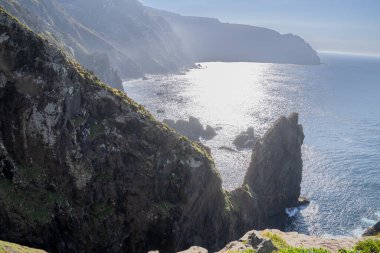 Galiçya, Cario 'daki Cabo Ortegal deniz feneri Atlantik Okyanusu ile Cantabrian Denizi' nin kesiştiği yer. Sersemletici uçurumlar ve antik kayalar bu vahşi sahili şekillendirir.