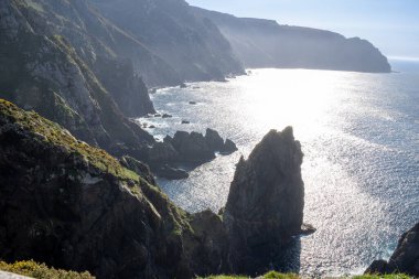 Galiçya, Cario 'daki Cabo Ortegal deniz feneri Atlantik Okyanusu ile Cantabrian Denizi' nin kesiştiği yer. Sersemletici uçurumlar ve antik kayalar bu vahşi sahili şekillendirir.