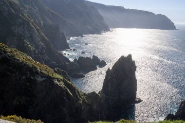 Galiçya, Cario 'daki Cabo Ortegal deniz feneri Atlantik Okyanusu ile Cantabrian Denizi' nin kesiştiği yer. Sersemletici uçurumlar ve antik kayalar bu vahşi sahili şekillendirir.