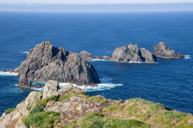 Galiçya, Cario 'daki Cabo Ortegal deniz feneri Atlantik Okyanusu ile Cantabrian Denizi' nin kesiştiği yer. Sersemletici uçurumlar ve antik kayalar bu vahşi sahili şekillendirir.