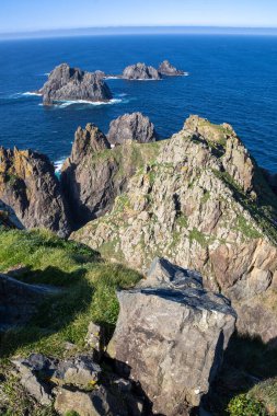 Galiçya, Cario 'daki Cabo Ortegal deniz feneri Atlantik Okyanusu ile Cantabrian Denizi' nin kesiştiği yer. Sersemletici uçurumlar ve antik kayalar bu vahşi sahili şekillendirir.
